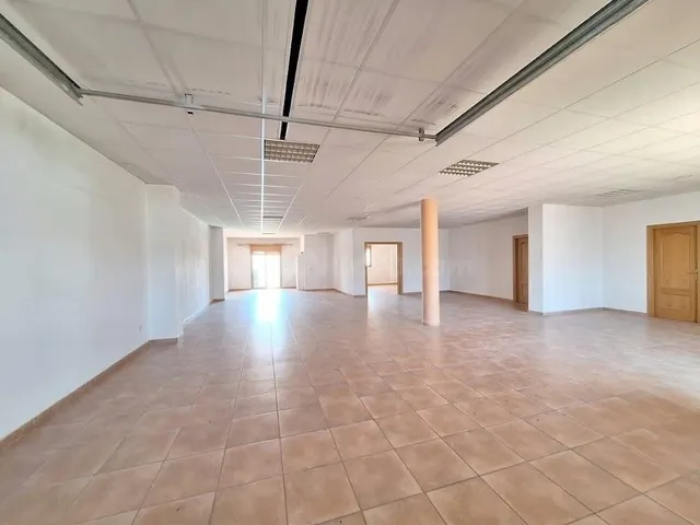 Casa familiar en el centro de Pinoso con gran garaje y potencial de negocio | ¡Solo 780 €/m2! — 3