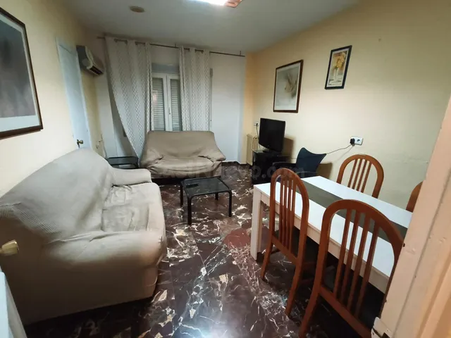 Piso de 5 dormitorios y 2 baños para estudiantes – Carril de