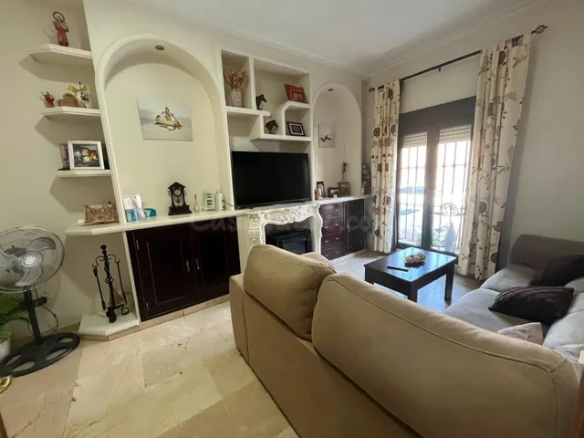 Excelente vivienda familiar con chimenea, patio y terraza en