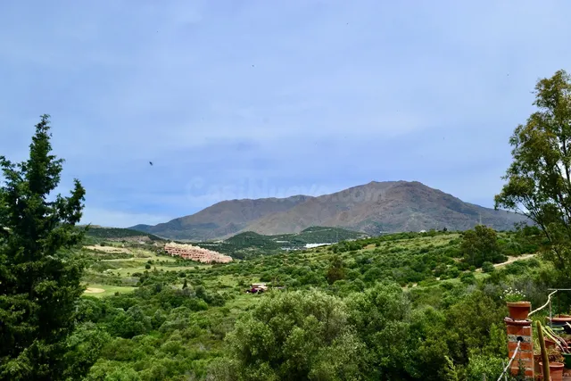Terreno con vistas al golf en Estepona para construir