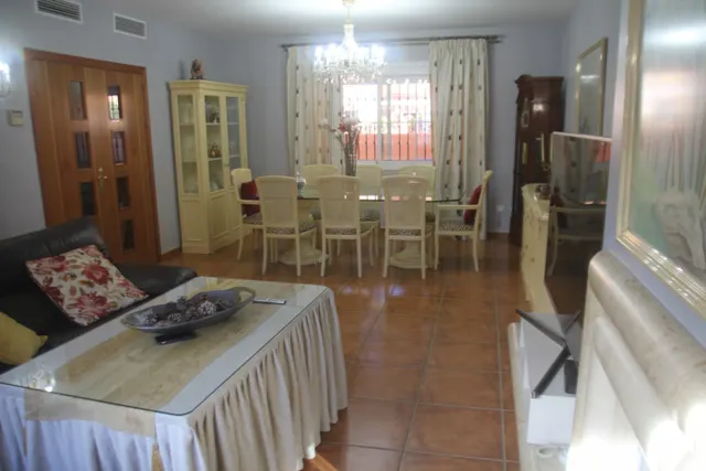 se vende casa adosada en el centro a tan solo 150 metros de la playa — 5