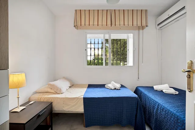 Alquiler larga temporada - Villa Privada con Piscina y Amplio Jardín en Cerrado de Elviria, Marbella — 34