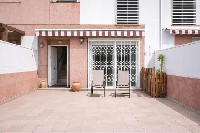 PRECIOSO ADOSADO DE TRES ALTURAS CON GARAJE DOBLE Y DOS TERR - foto 4