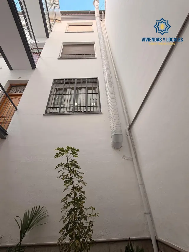 Calle Navas. Local comercial con salida de humos en la zona mas famosa de bares en Granada. — 13