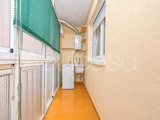 Piso en venta de 4 dormitorios y 2 baños completos con garaje Junto al Mercado Central de Alicante — 35