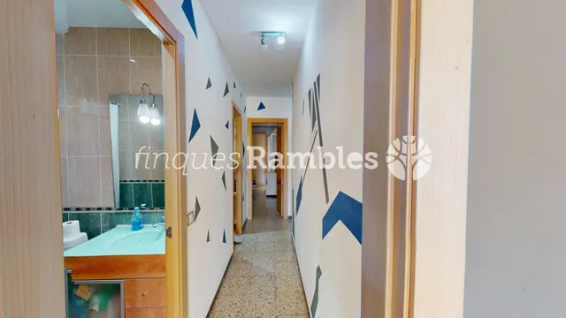 Amplio piso de 4 habitaciones en el centro de Vilanova del Camí — 10