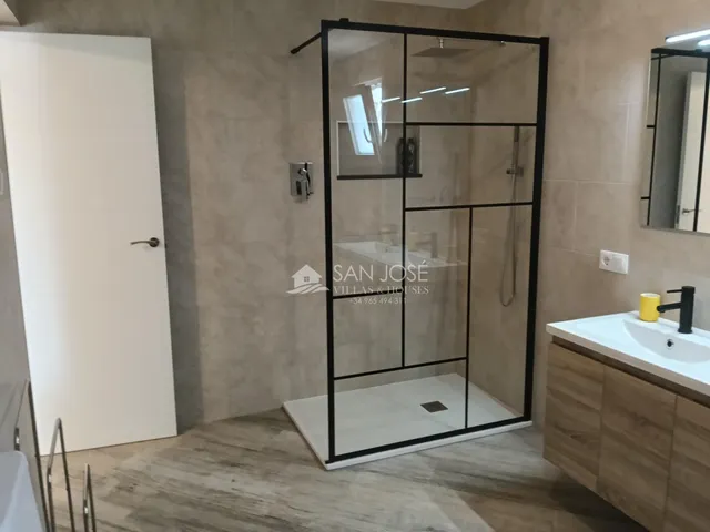 SE VENDE CHALET CON PISCINA EN BUEN ESTADO EN ASPE — 46