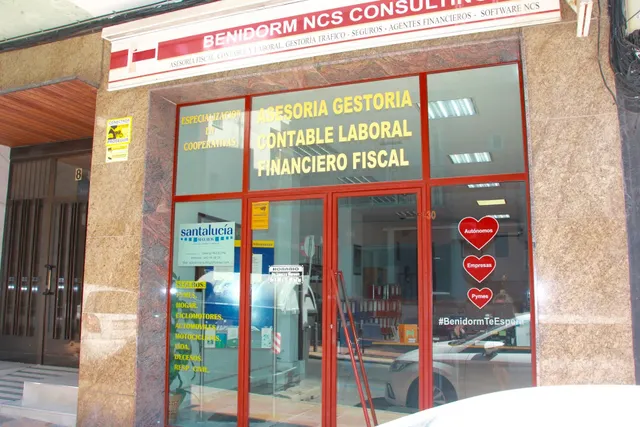 Dos locales comerciales en el centro de Benidorm — 38