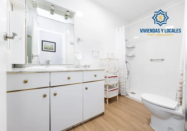 ¡Oportunidad única! Ático de 4 dormitorios y 2 baños con gran terraza frente al Colegio Agustinos (Arabial) — 28