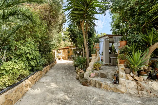 Casa con piscina y gran privacidad en parcela de 1.000 m2 — 8