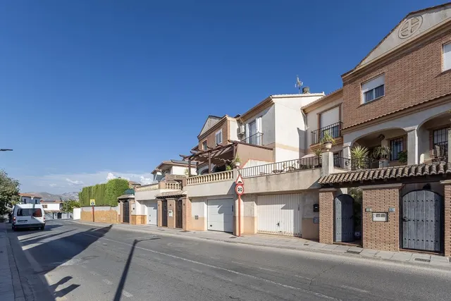 Casa en Ogijares con piscina comunitaria. — 35