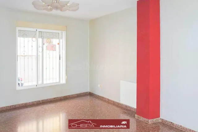 Piso en pleno casco urbano, de cuatro dormitorios y terraza