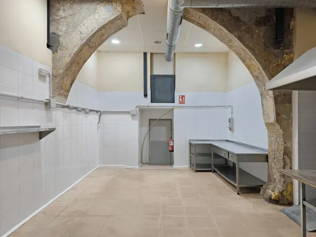 Local comercial con salida de humos en calle Nau, a escasos metros de la Catedral de Tarragona. — 7