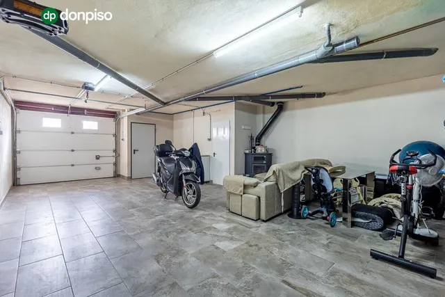 Amplia casa de 182 m2 con patio, gran sótano y a menos de 5 minutos del metro — 29
