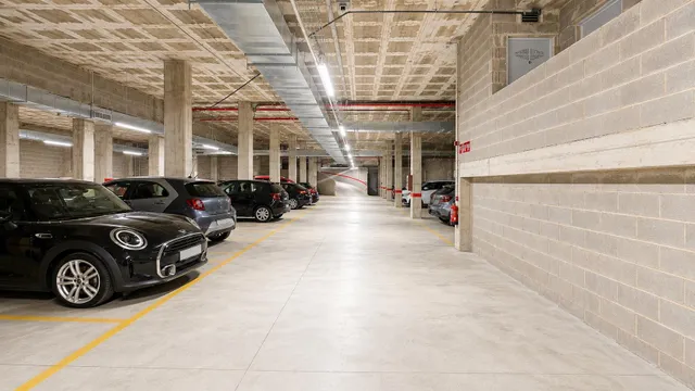 Plaza de parking en alquiler para coche y motos junto a Molinos de calle Industria — 11