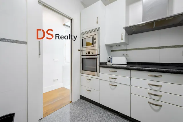 Ds realty presenta | vivienda exterior con tres balcones y terraza frente al templo de debod — 18