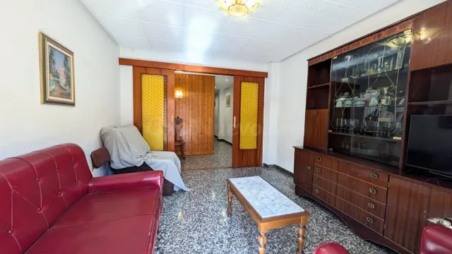 ESPACIOSA VIVIENDA DE 4 DORMITORIOS, BALCÓN, ORIENTACIÓN EST - foto 3