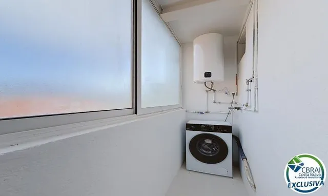Apartamento 2 dormitorios renovado con terraza en Santa Margarida, Rosas — 11