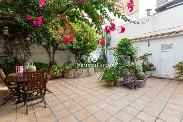 Amplia vivienda con ascensor, patio y terrazas — 11