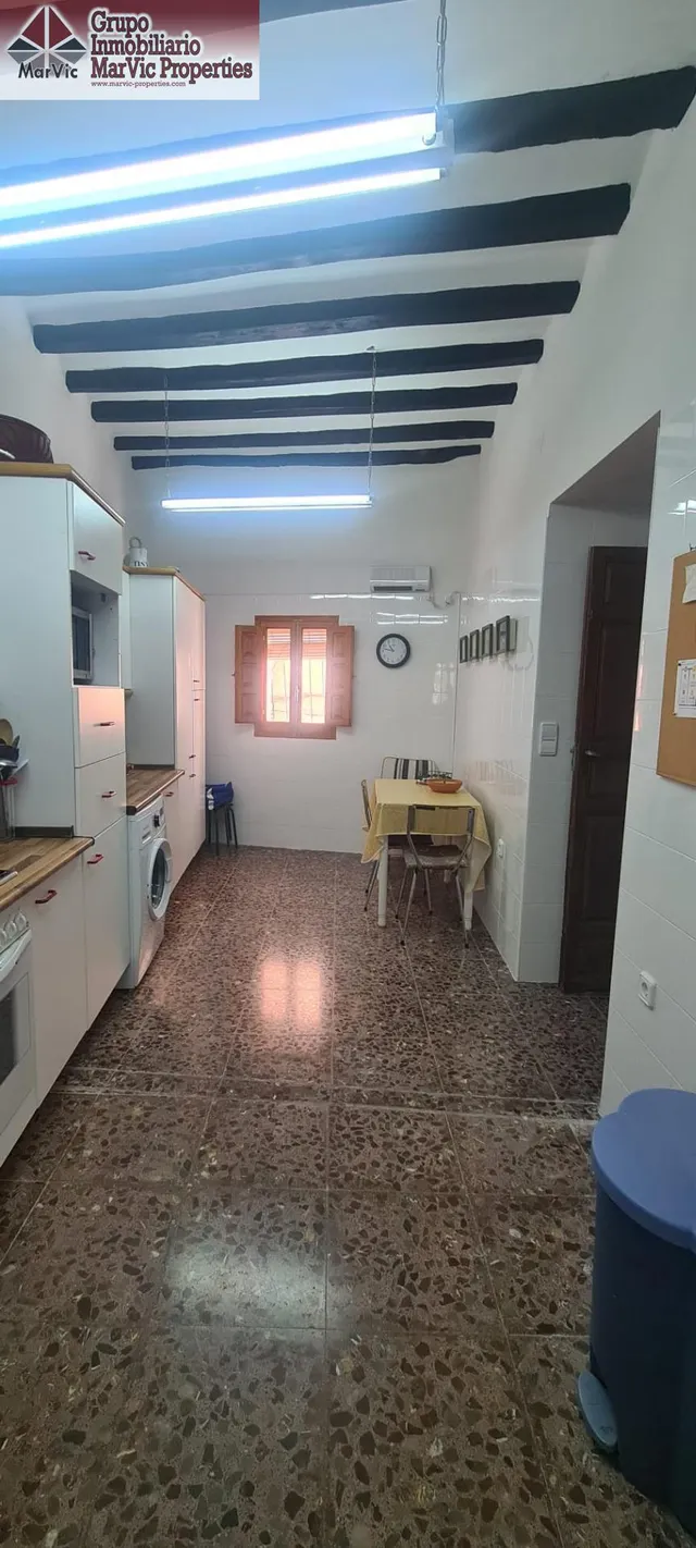 Amplia Casa Reformada en Sella con Piscina y Chimenea — 9