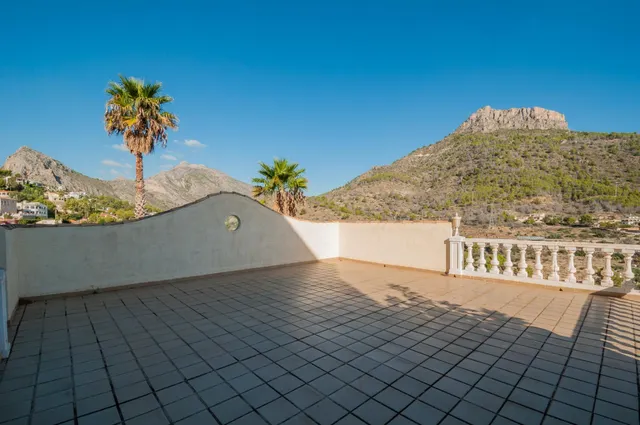 Amplia villa con vistas panorámicas al mar y pista de tenis privada en Calpe — 19