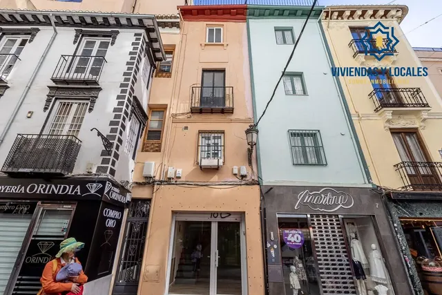 Edificio junto a Plaza Bib-rambla. — 28