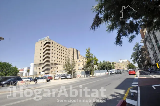 AMPLIO CON GARAJE Y ASCENSOR JUNTO HOSPITAL PESET — 35