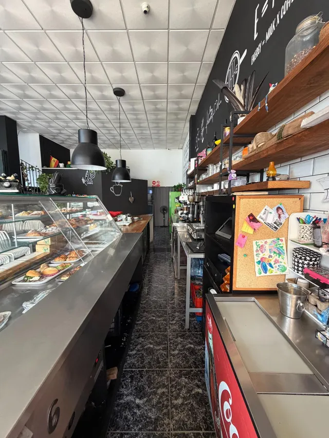 Bar-cafetería con obrador de panadería y pastelería en traspaso en la camella, Arona — 13