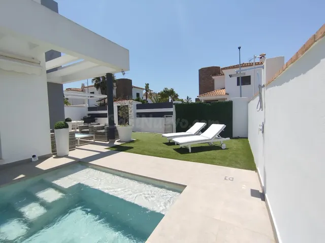 PAREADO DE RECIENTE CONSTRUCCIÓN CON PISCINA PRIVADA EN MOLI