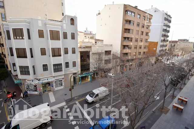 ESPACIOSO PISO CON DOS PLAZAS DE GARAJE Y DOS TRASTEROS EN EL CENTRO — 48