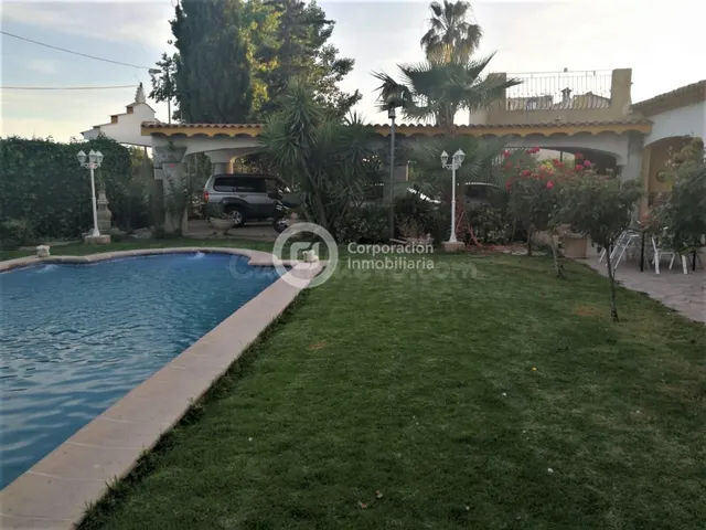 Chalet de grandes dimensiones y Piscina en El Campillo - foto 3