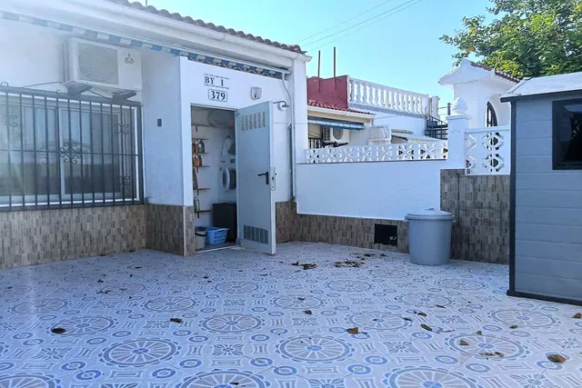 Bungalow reformado con 2 dormitorios, 1 baño y una amplia terraza frontal. Zona tranquila cerca de colegios y con buenas conexiones de transporte público. — 22