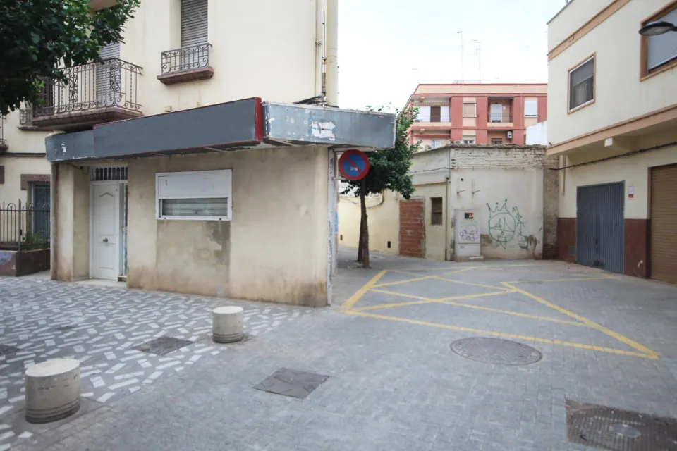 Bajo en esquina para convertir en vivienda o negocio en Alaquàs. con informe de arquitecto