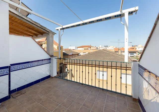 Vive en el corazón de Armilla: 4 dormitorios, patio, terraza y garaje — 23