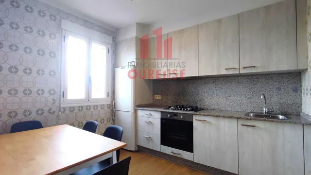 CASA ADOSADA MUY PRÓXIMA AL HOSPITAL DE OURENSE. — 16