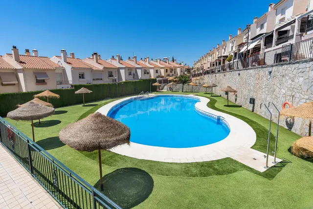 ADOSADA EN URBANIZACIÓN EN HUETOR VEGA — 2