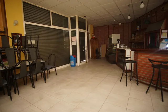 EN VENTA LOCAL COMERCIAL EN LA LLAGOSTA!! — 8