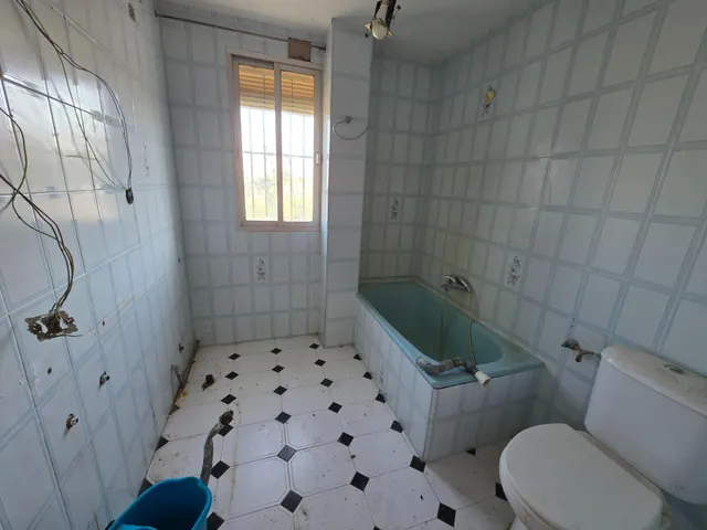 Finca con casa de dos plantas y piscina — 7