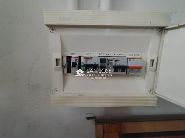 SE VENDE LOCAL COMERCIAL — 5