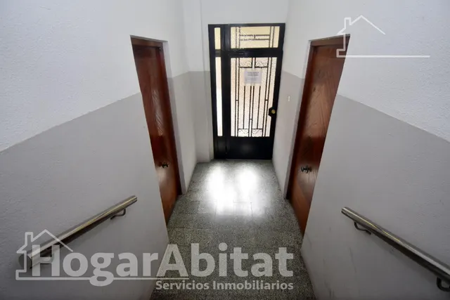 ¡Espectacular! Amplio, moderno y reformado, todo amueblado y cerca del centro — 50