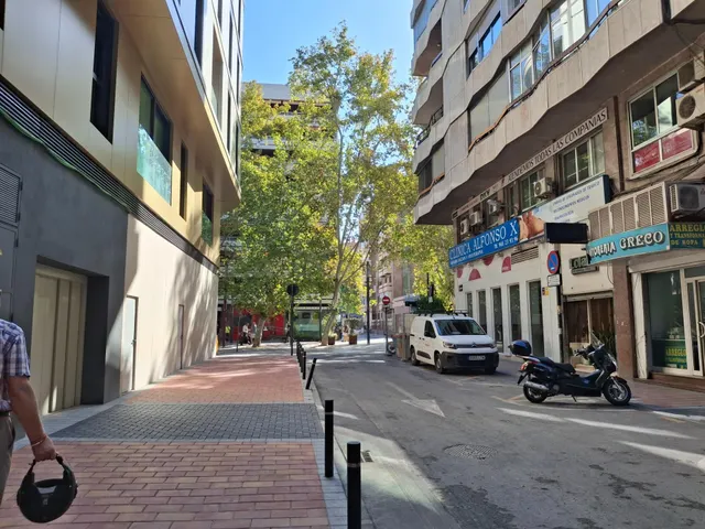 Alquilamos local comercial junto a Alfonso X - foto 3