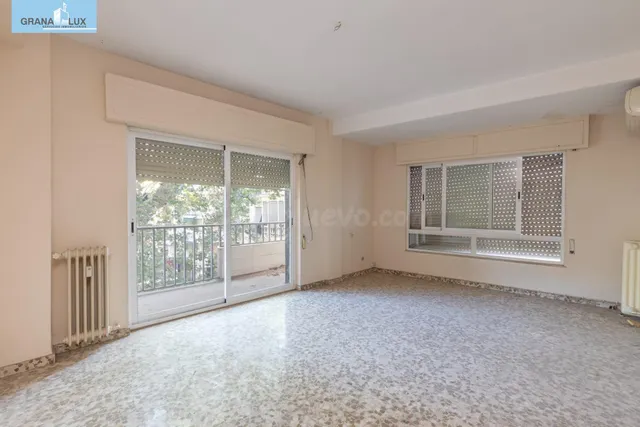 Piso en esquina con terraza y vistas a Plaza Mariana Pineda, Granada — 4