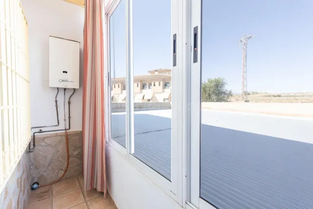 Casa en planta baja con cuatro naves y local — 14