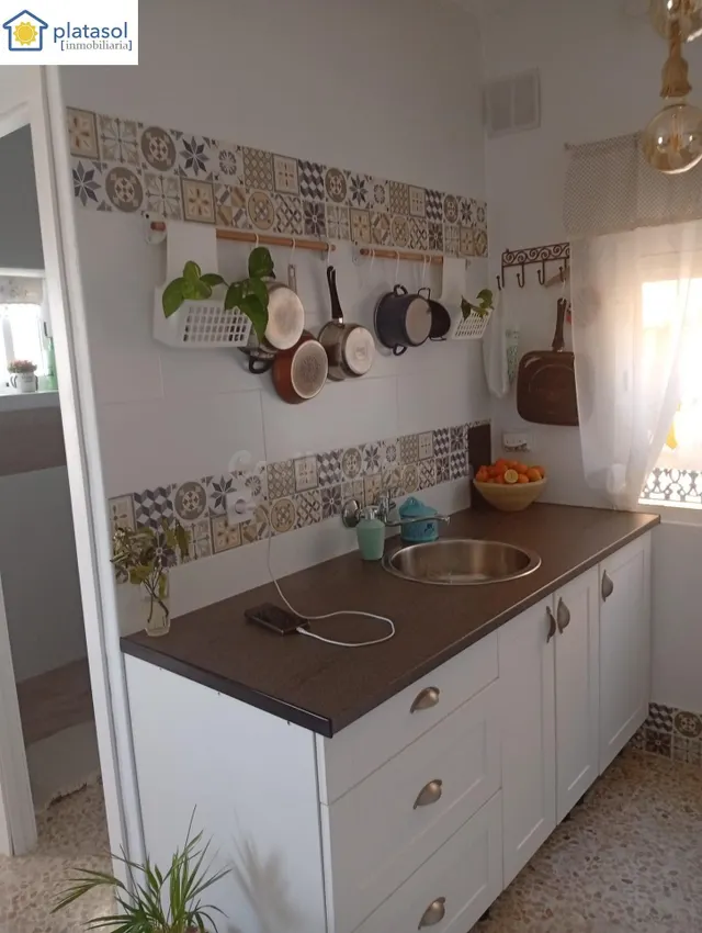 Encantadora casa reformada y amueblada con amplia parcela en - foto 3