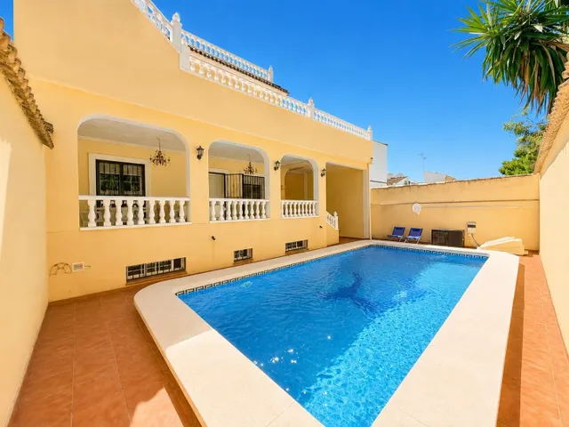 Villa independiente con piscina privada y 6 dormitorios junto a la Laguna Rosa de Torrevieja — 9