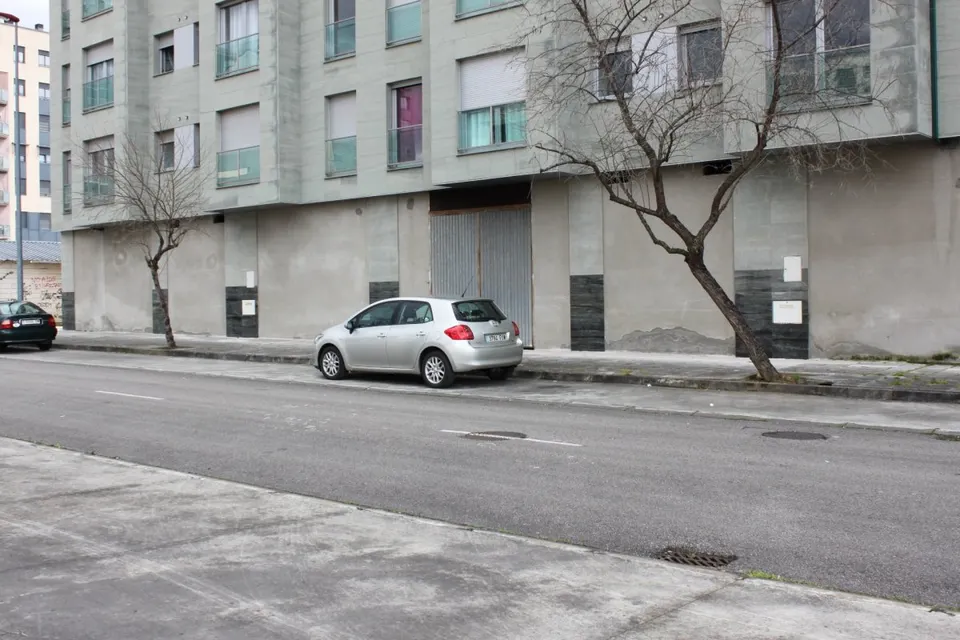 Amplio Local Comercial en La Rosaleda de 670 m2 para Alquilar