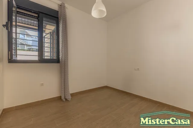 EXCLUSIVA!! Piso 3 dormitorios , 2 baños ,garaje y trastero . Gran patio  y piscina comunitaria . ROTA — 30