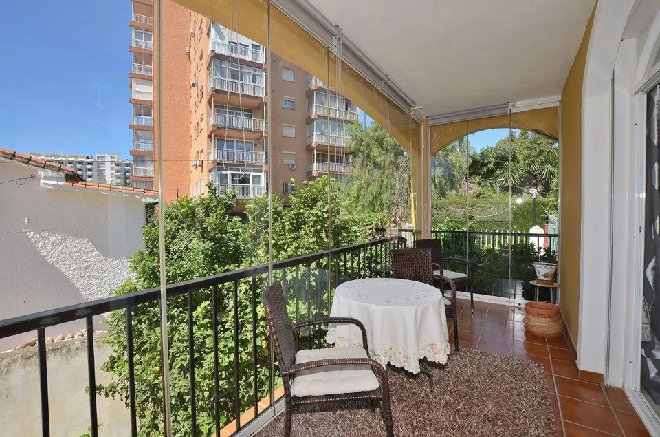 ¡Descubre este encantador piso a solo 650 metros de Puerto Marina!