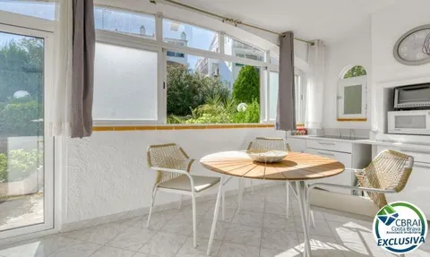 Si buscas un lugar tranquilo en Roses, rodeado de naturaleza y con todas las comodidades para disfrutarlo durante todo el año, este apartamento puede sorprenderte.
