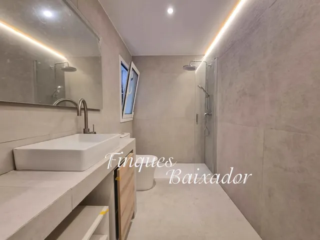 ¡FINQUES BAIXADOR PRESENTA ESTE PISO DE 2 HABS. CON 2 BAÑOS EN EL CASC ANTIC ¡ — 8